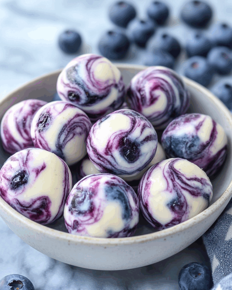 Erfrischend, gesund und unwiderstehlich: Steak Blaubeer-Swirl Joghurt Bites für jede Gelegenheit
