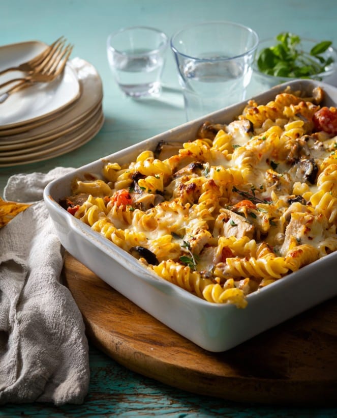 Hähnchen-Nudel-Auflauf – Ein herzhaftes Abendessen mit Hähnchenkeule aus dem Ofen