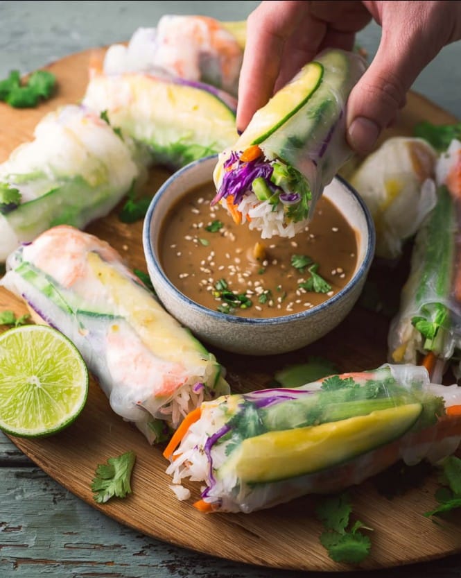 Bunte Sommerrollen mit cremiger Erdnusssauce – Gesunde vegetarische Rezepte für jede Jahreszeit