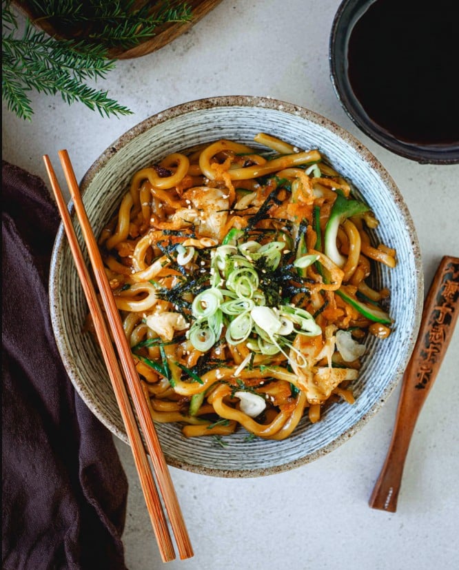 Yaki Udon – Gebratene Udon-Nudeln mit Gemüse an einer würzigen Sauce