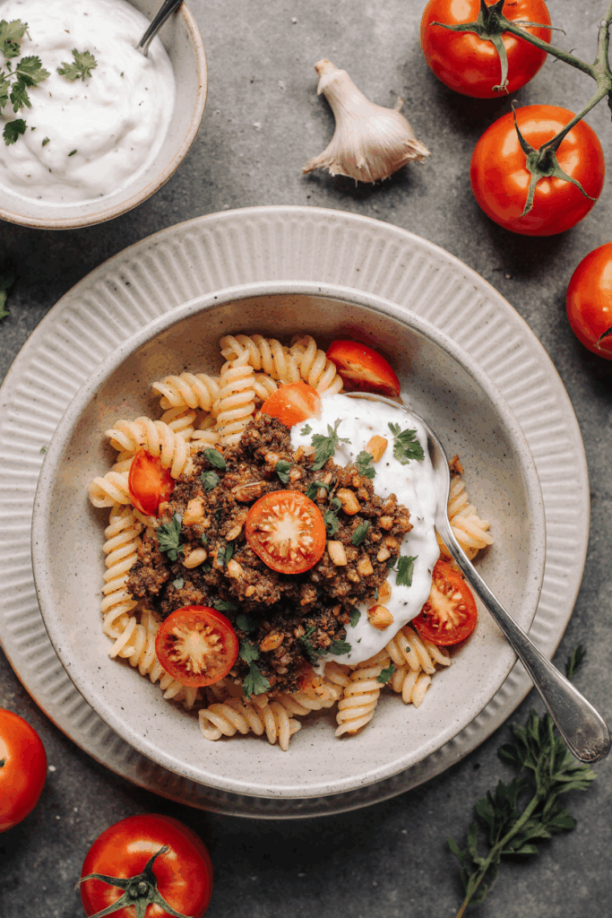 Türkische Pasta mit Joghurt – Gesundes und schnelles Mittagessen mit orientalischen Aromen