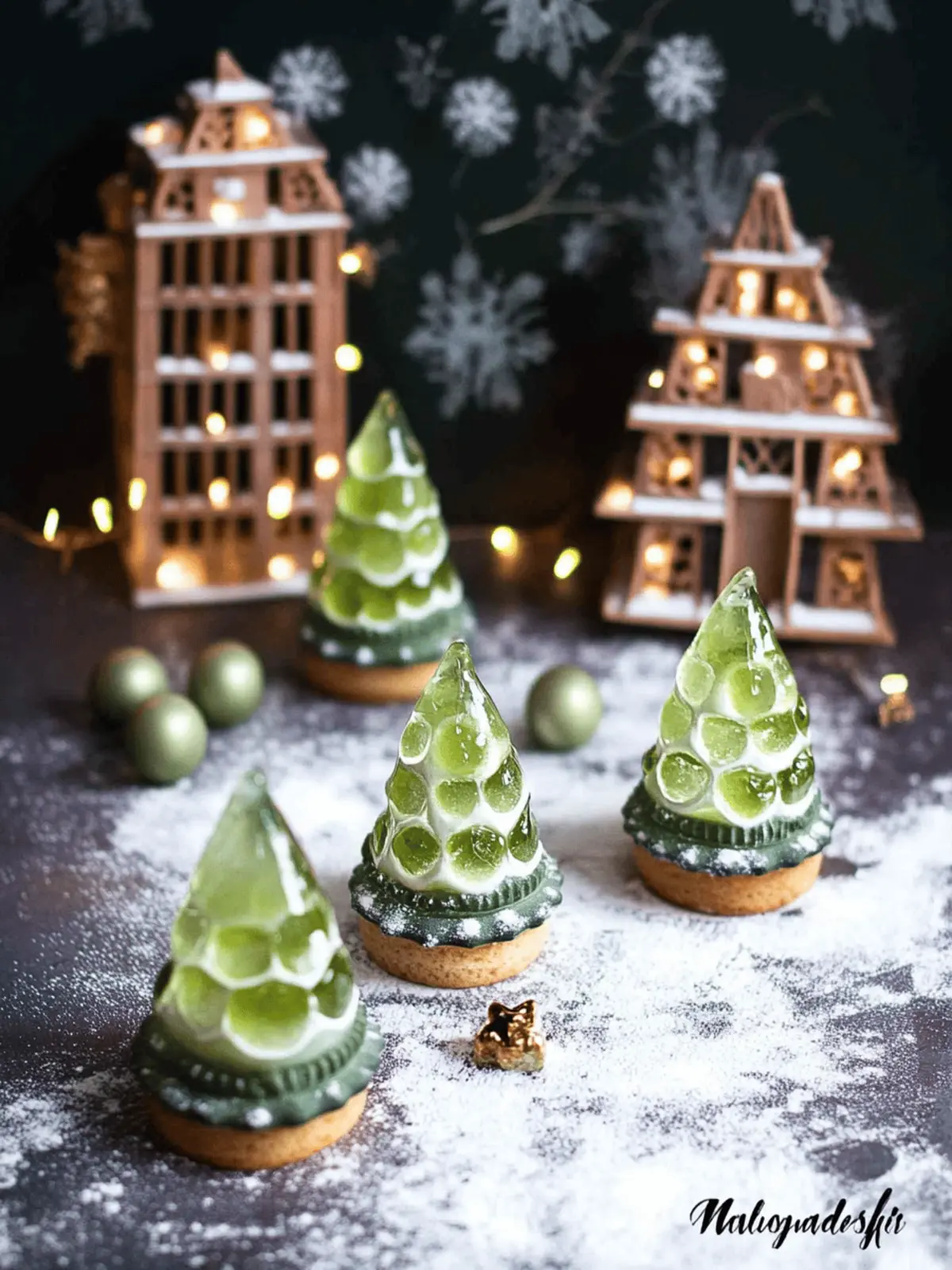 Pistazien-Weihnachtsbäume mit Himbeerfüllung genießen 4 Pistazien-Weihnachtsbäume mit Himbeerfüllung